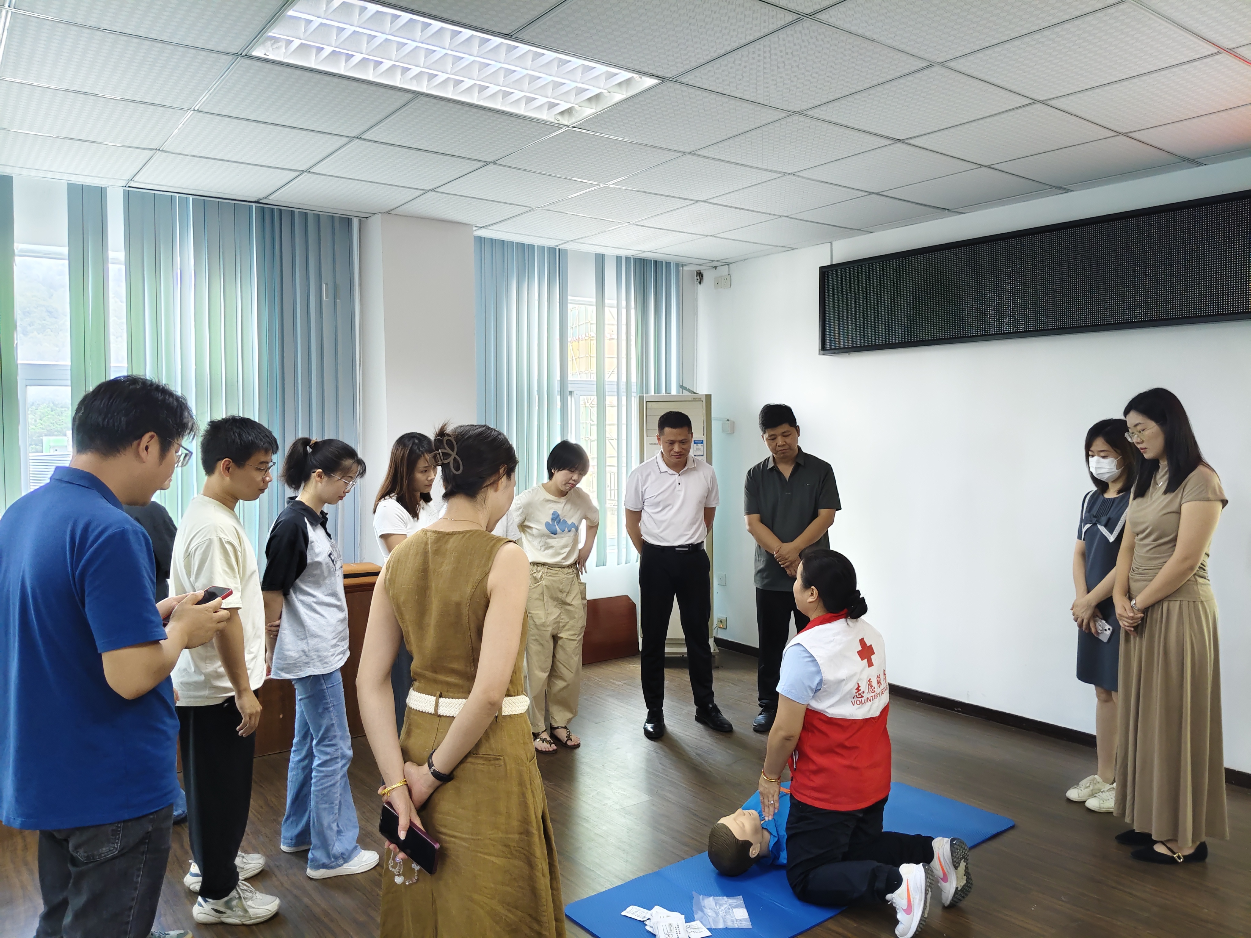 守护生命，“救”在身边！海丰县融媒体中心开展AED专项应急救护技能培训