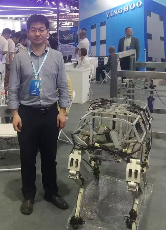 袁立鹏教授携四足重载机器人产品在2025山东省机器人大会（暨2025第一届中国智创未来机器人(无人机)梦幻展）展会现场