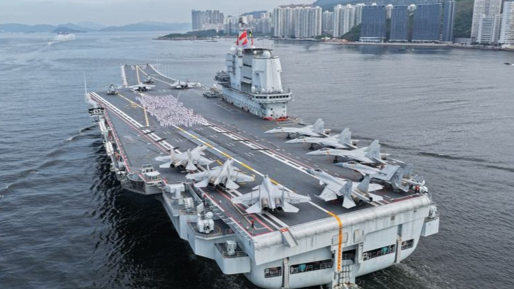 山东舰一连两天开放参观 香港市民兴奋打卡