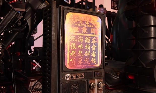 图1- 4 《妄想代理人》细节图片：废旧广告牌