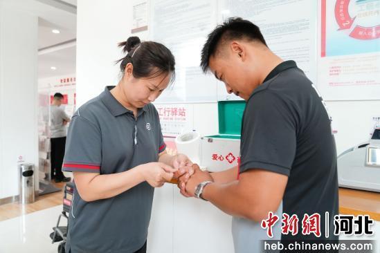 图为快递小哥正在使用驿站内医疗箱。 董树科 摄