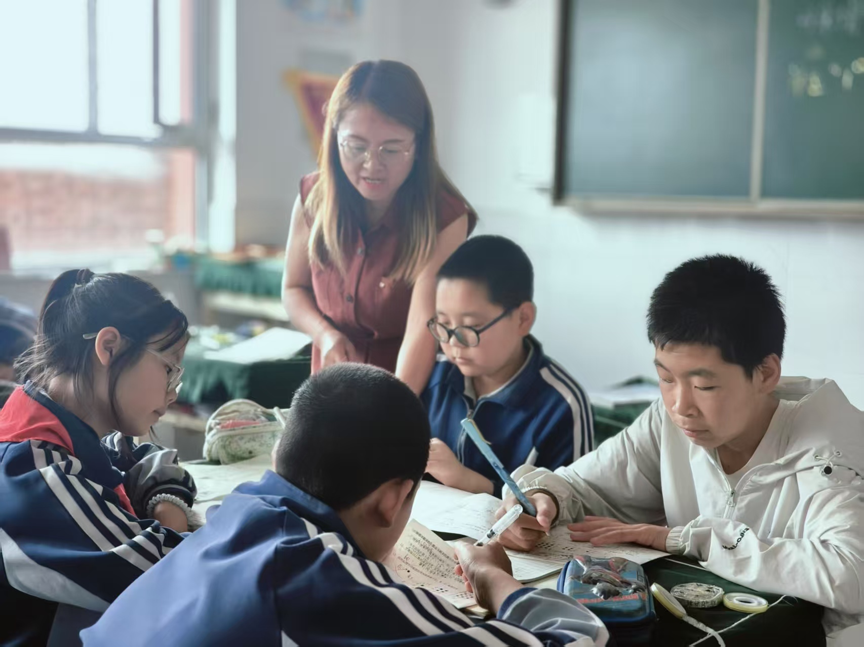 图为西屯中心小学教导主任武玉娥正在授课　朱强　摄