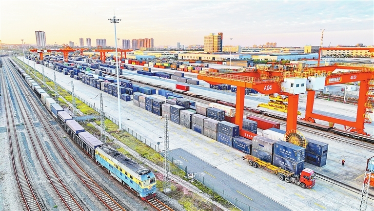 近日，位于赣州市南康区的赣州国际陆港货场内，龙门吊在来回吊运集装箱。通讯员 朱海鹏摄