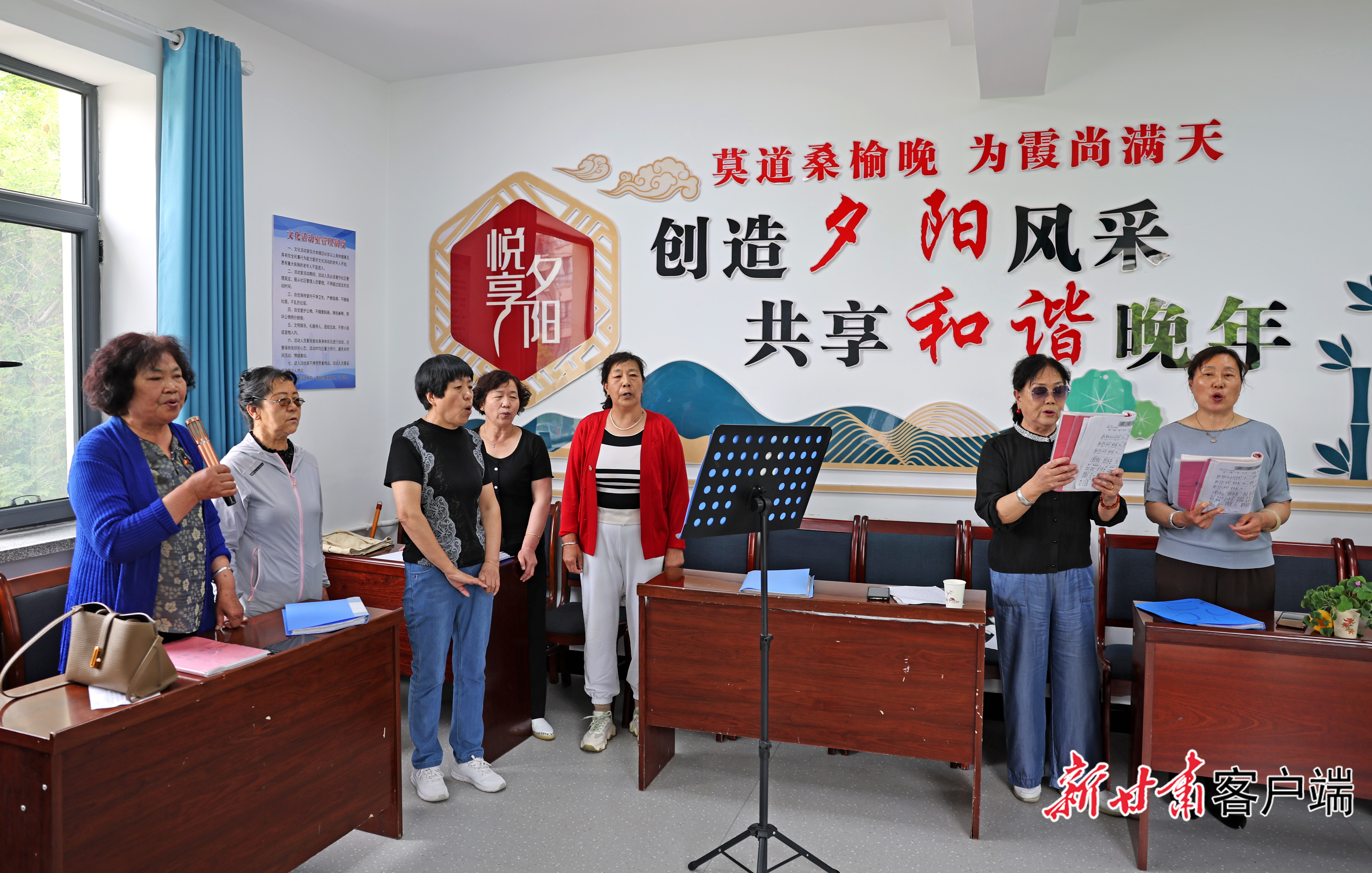 城乡居民一起在永昌县河西堡镇金河路社区活动室排练合唱