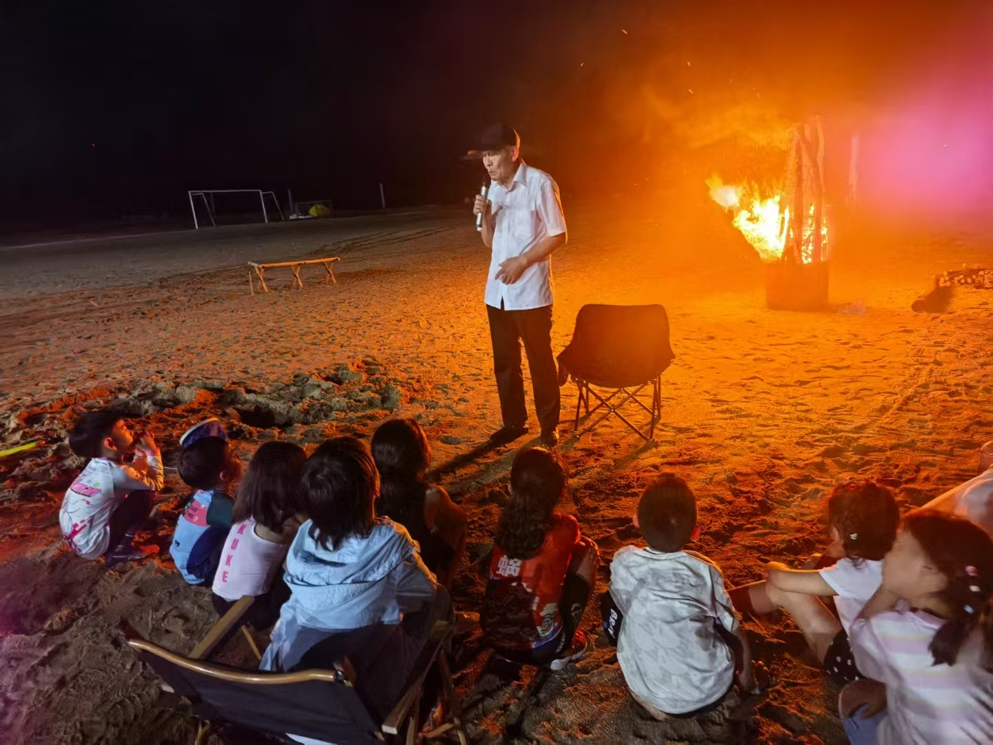 江城少儿赴海角,围着篝火听故事 东台弶港“巴斗好故事”盛夏开讲