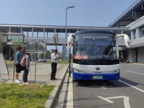 ▲ 永修11路城际公交停靠汇贤大道地铁站。