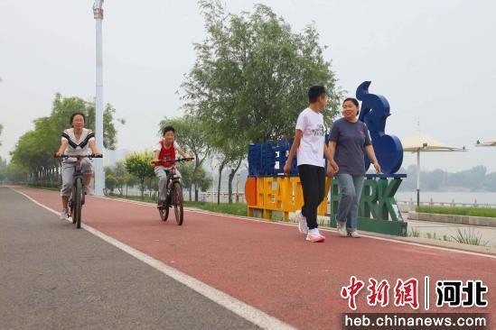 图为市民在南宫市普彤街一处“口袋公园”游玩。 田威 摄