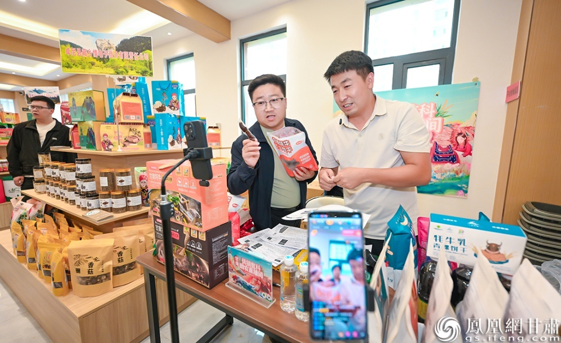 藏区特色农产品通过网络直播销往更广阔的市场