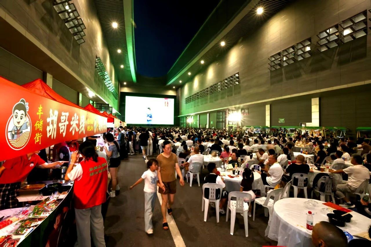 云龙“第二现场”燃爆苏超之夜：巨幕、美食与非遗织就城市狂欢