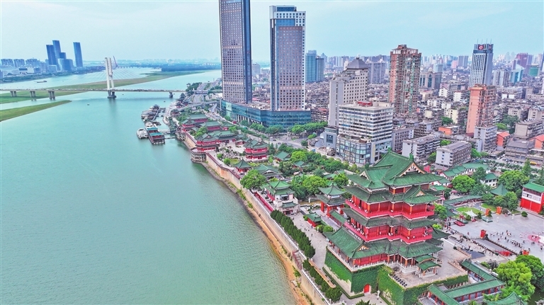 滕王阁景区作为南昌文化地标，近年来通过实施“还江于民、还岸于民、还景于民”及北扩工程，逐步构建起景城融合、全域联动的旅游新格局。本报全媒体记者 王蕴蓉摄