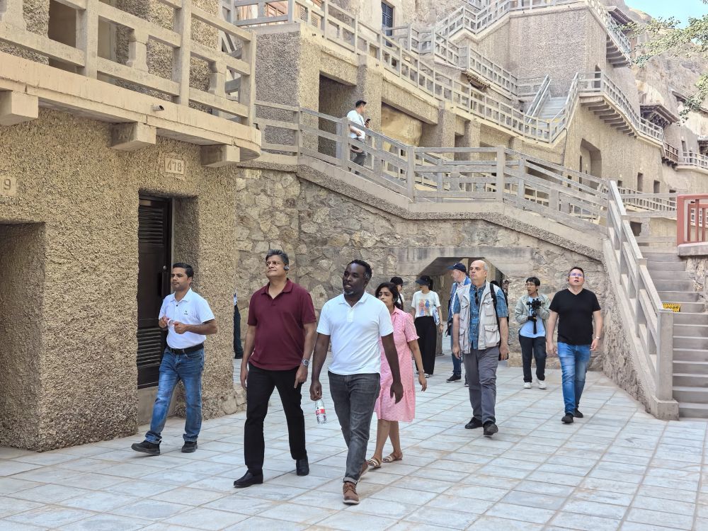 7月8日,参加全球文明对话部长级会议的嘉宾在甘肃参观敦煌莫高窟。新华社记者 任延昕 摄