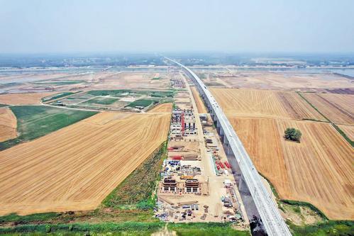 6月25日航拍的雄鄚路二期工程建设现场。此处，鄚州庙遗址与东边雄商高铁之间仅距60多米。 中国雄安集团基础建设有限公司供图