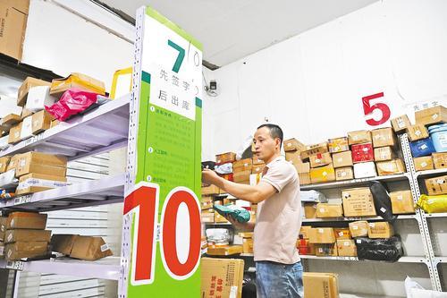 近日，无极县张段固镇东南丰村综合便民服务站负责人张满红正在将快递分门别类入库上架。本报记者 赵永辉摄
