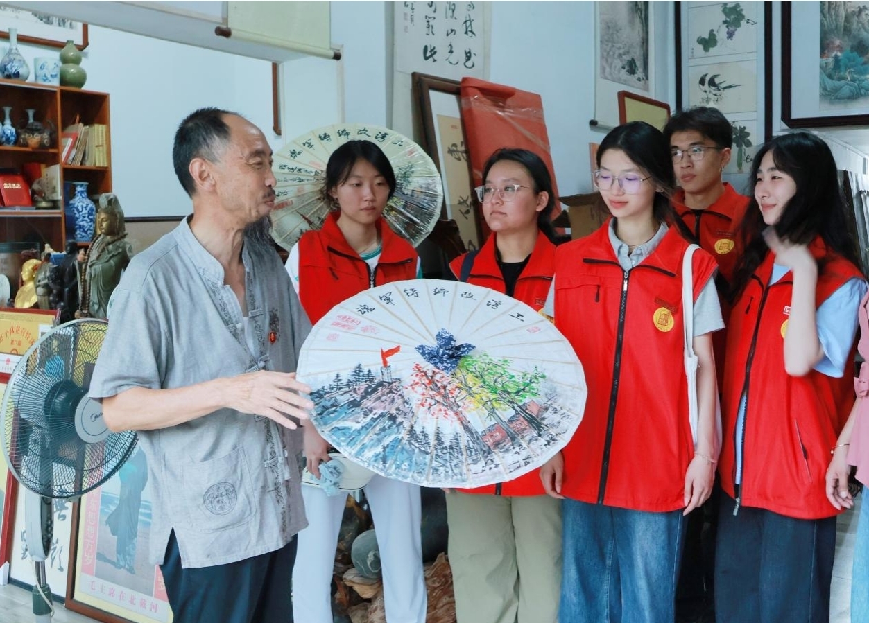 实践队队员采访罗银祥