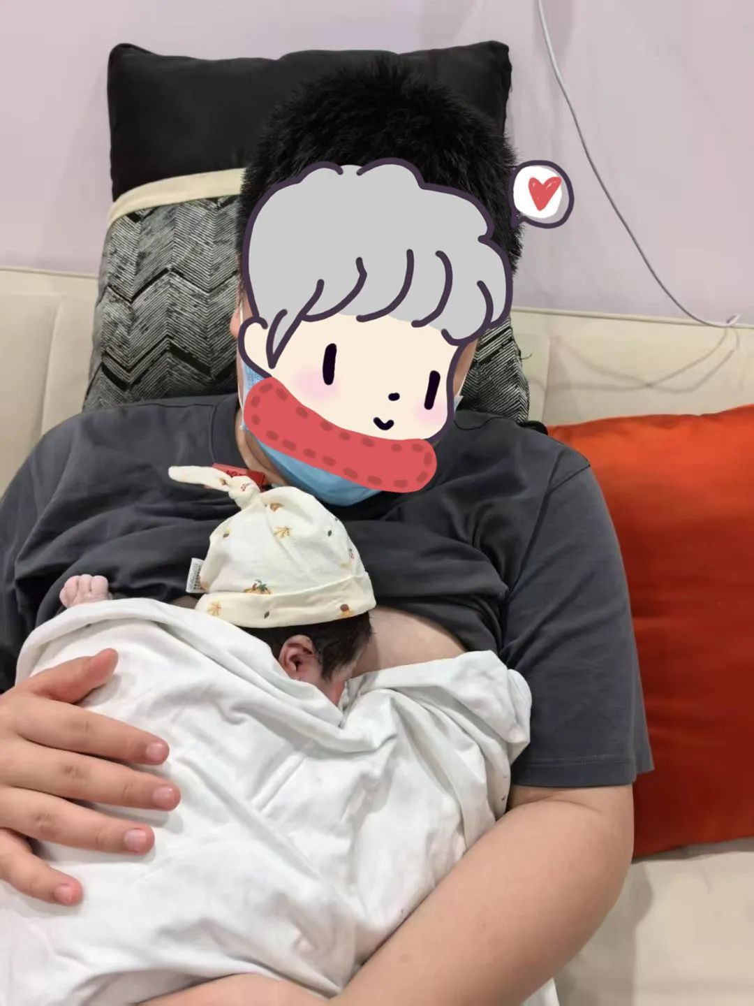 小宝贝在爸爸的怀抱里