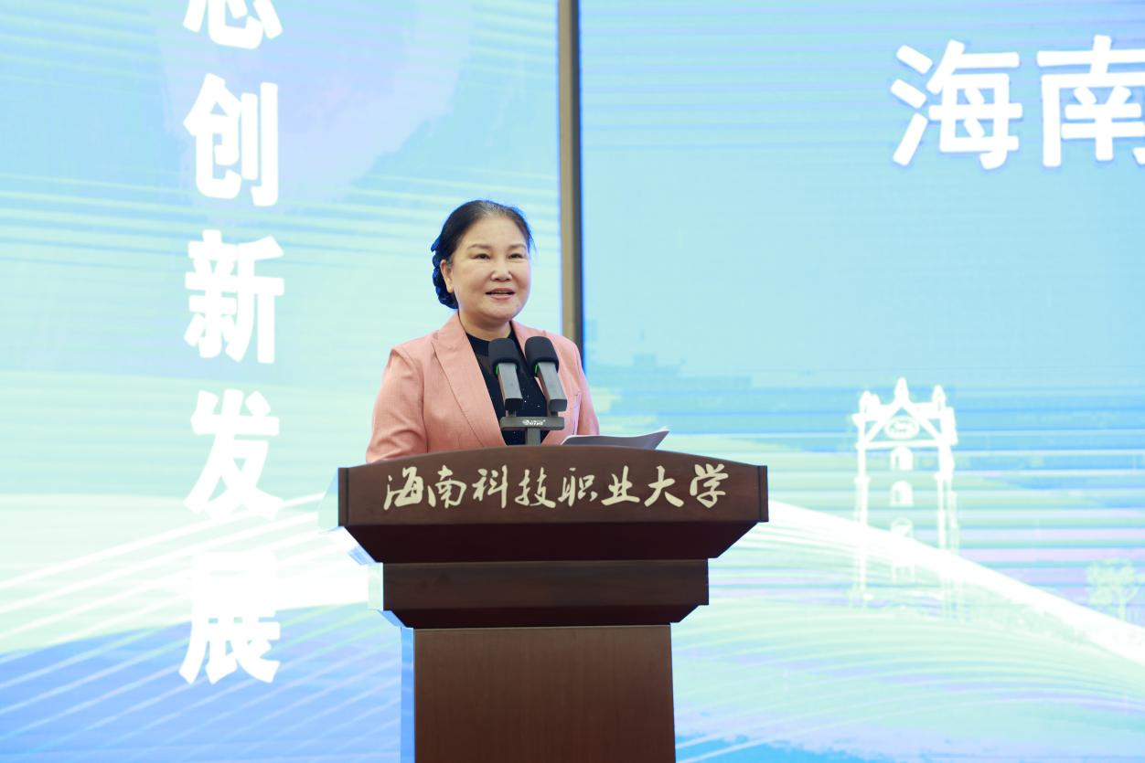 海南省科协党组书记、副主席许振凌讲话。