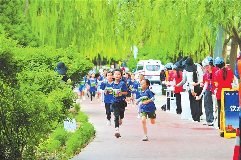 近日，中国·嘉峪关第十六届国际铁人三项赛小铁人挑战赛鸣枪开赛。本次挑战赛参赛年龄是6—15岁，设置了短距离、超短距离、迷你距离等不同组别，满足不同年龄段和运动水平孩子的需求。新甘肃·甘肃日报通讯员　高深