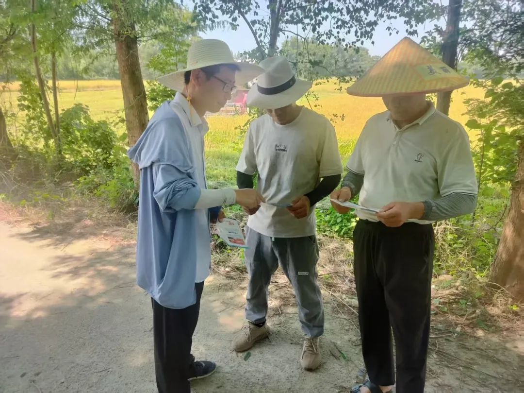 湾沚支公司驻点员查勘定损时深入弋江镇合义村开展金融知识宣传