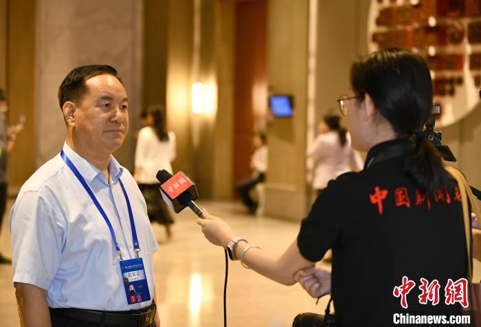 与会专家接受记者采访。沙见龙 摄