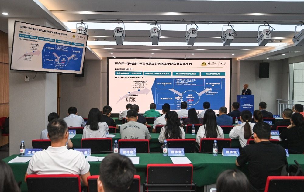 ▲2025年7月10日,重庆邮电大学研究生院江南分院,医疗专家介绍鼻咽喉医疗AI 大模型。 记者 郑宇 摄