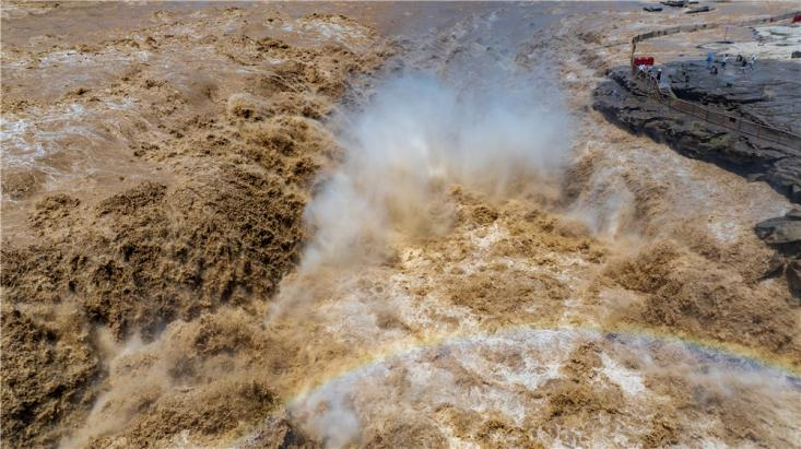 壮美的黄河壶口瀑布“金涛拍岸”景观