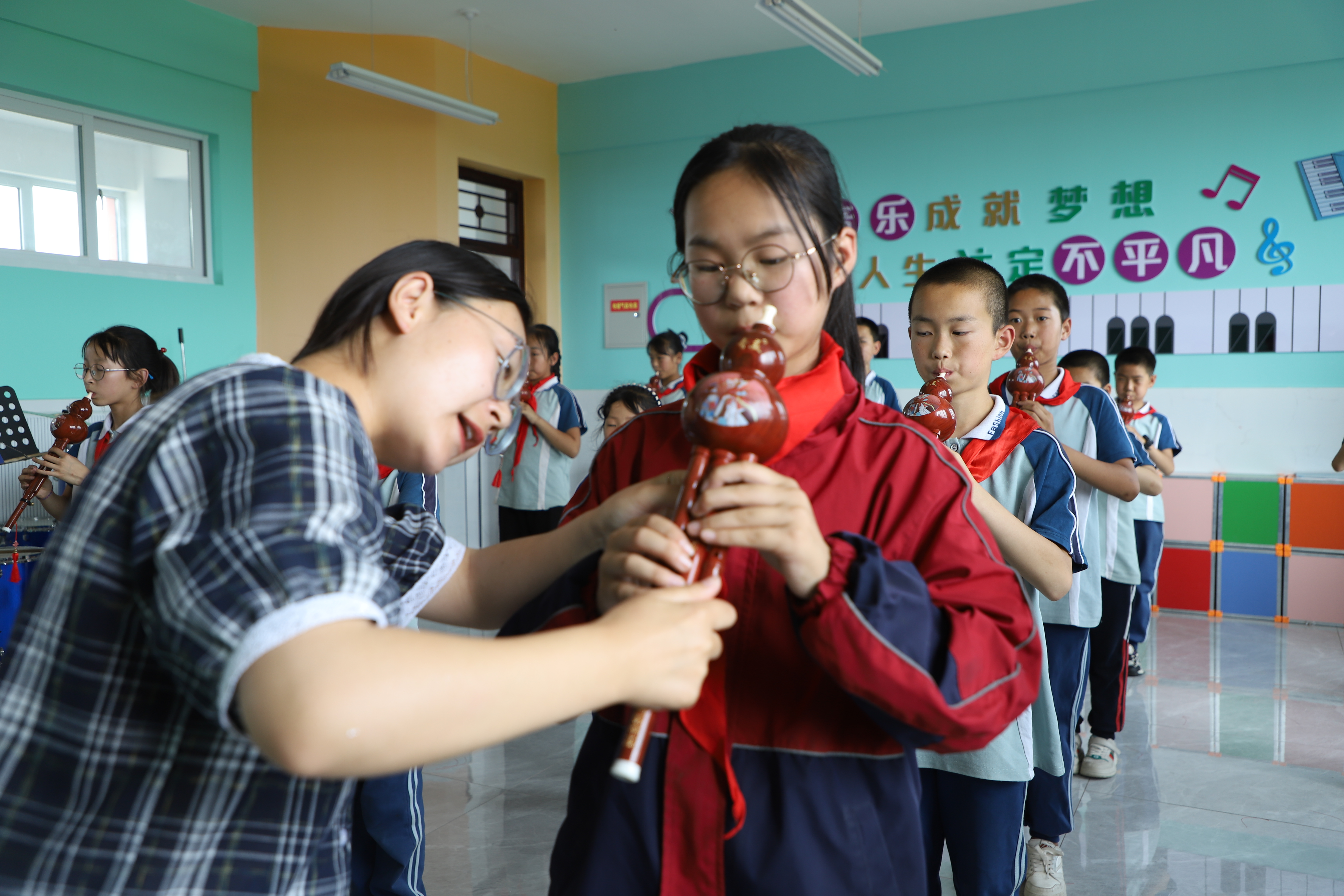 图为小村学生体验葫芦丝社团　朱强　摄