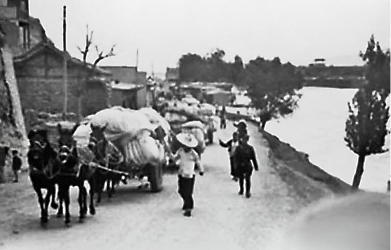 1941年，兰州城郊黄河边甘新公路上运送物资的车队。（本版图片均为资料图）