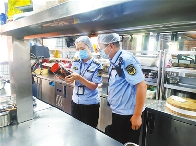 九江浔阳区市监部门检查守护外卖安全 对24家商户下达整改通知书