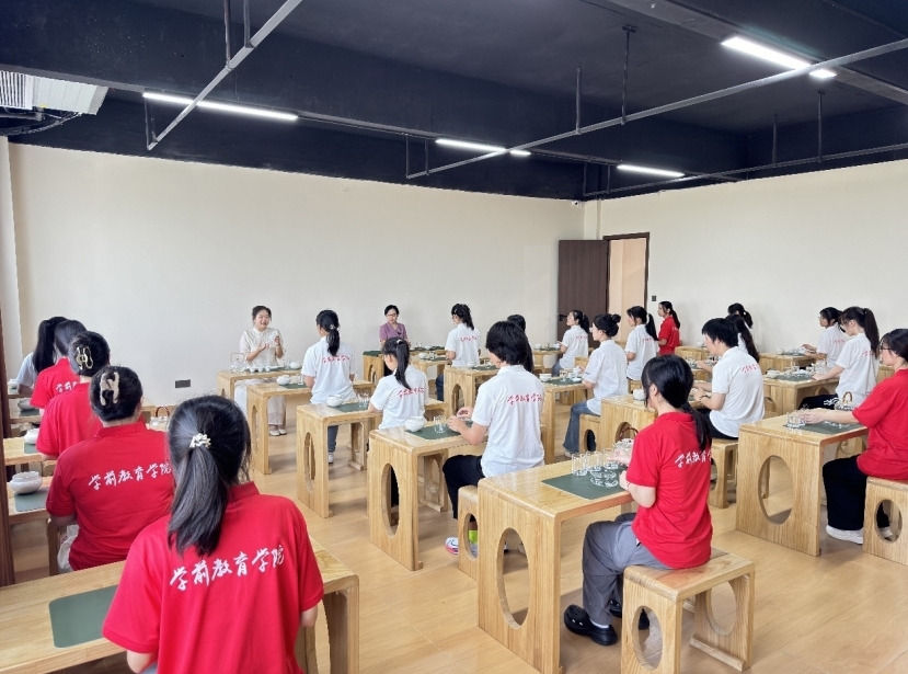 队员们躬身茶礼实践，涵养修身之道。