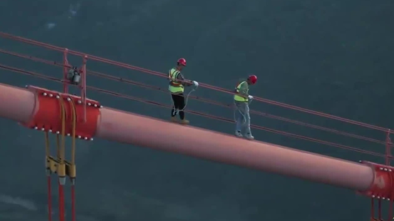 筑牢安全防线！他们在距离河水370米的高空“走钢索”给大桥做体检