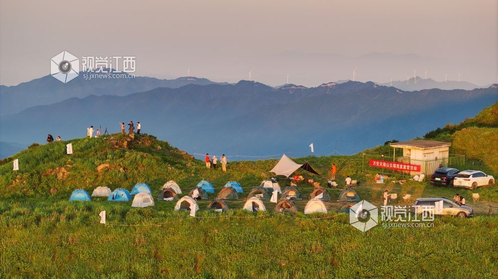2025年7月7日，江西省吉安市万安县宝山乡天湖山坪峰山顶，清晨的早霞色彩斑斓，霞光万丈，绚丽无比，美得如梦如幻，令人陶醉。