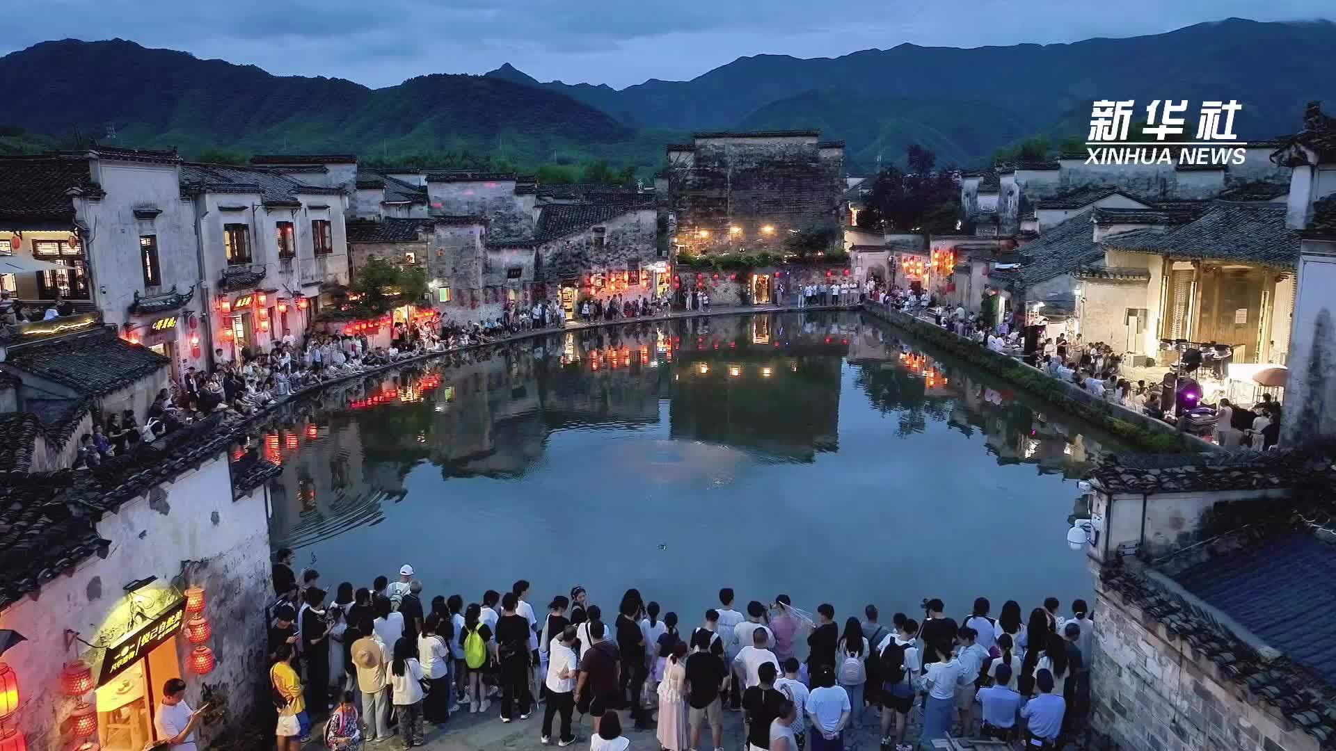 夏夜乐章悠悠起 回响白墙黛瓦间