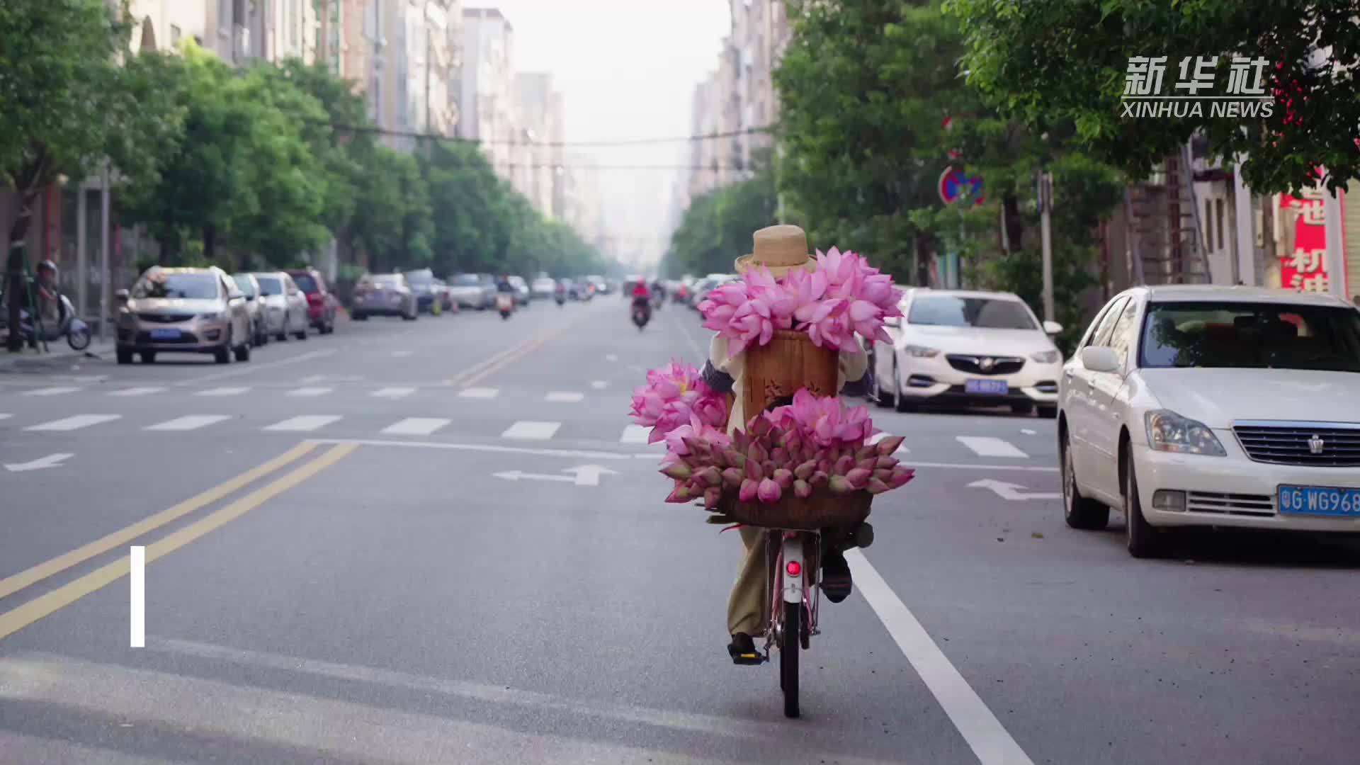 来自广东湛江吴川市的“荷花姑娘”