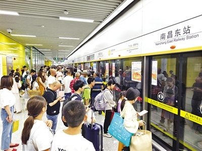 乘客在地铁2号线南昌东站候车