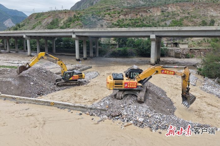 陇南公路抢险现场