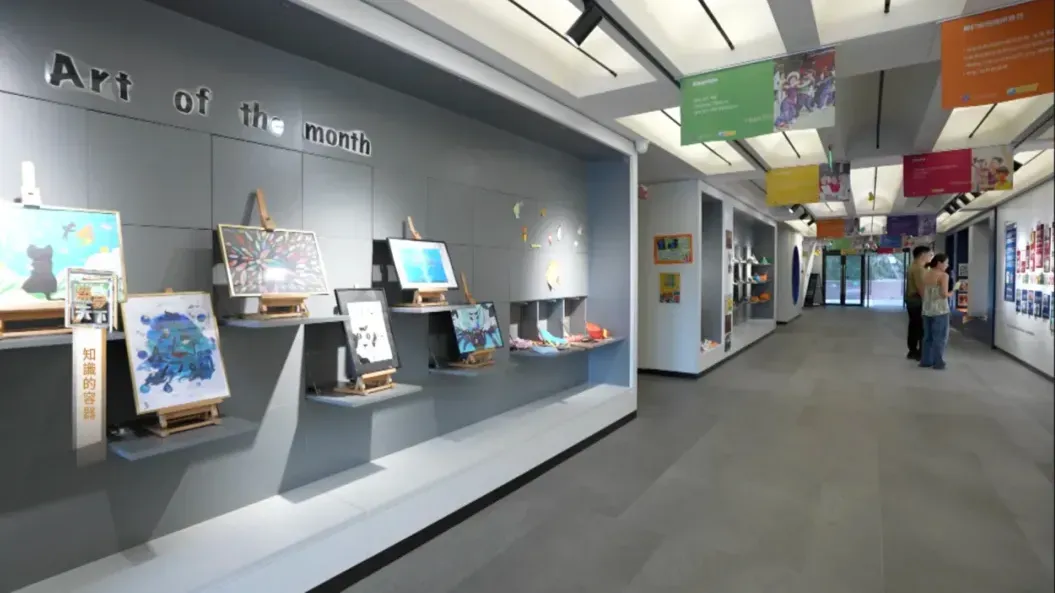 简单的通行走廊变成流动的美术馆，使学生的日常穿行变成无意识的审美浸润