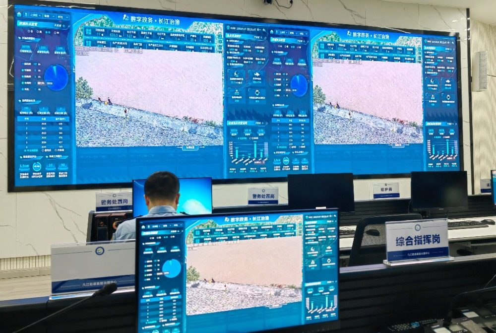 ▲江津区几江街道基层治理指挥中心依托渔政视频AI预警系统，统筹各方力量参与治理违规垂钓、非法捕捞、三无船舶等巡护工作。 记者 赵伟平 摄