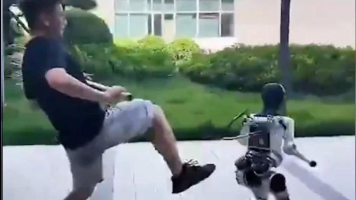 人形机器人暴力性测试：能躲会跑 狂踹不倒