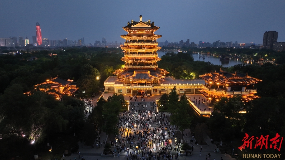 夜幕下的超然楼。