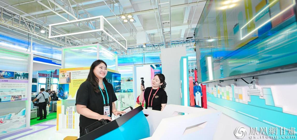 与会嘉宾在香港主题展览馆体验互动游戏