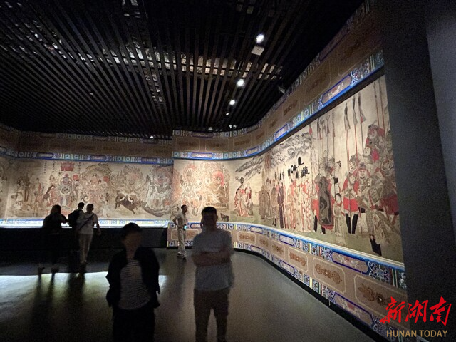 云南省博物馆里的一幅壁画,展现了西南边陲大地的辉煌历史。