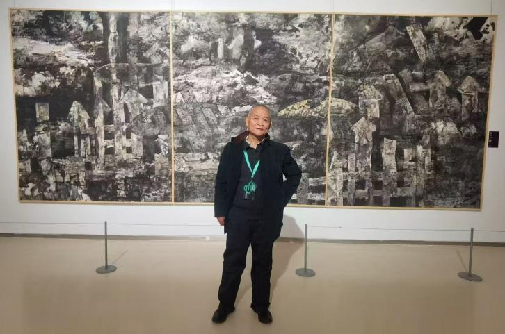 图6 王绍昌与作品合影（柯建明摄）