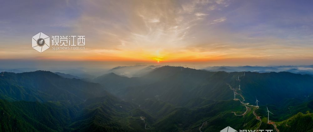 2025年7月7日，江西省吉安市万安县宝山乡天湖山坪峰山顶，清晨的早霞色彩斑斓，霞光万丈，绚丽无比，美得如梦如幻，令人陶醉。