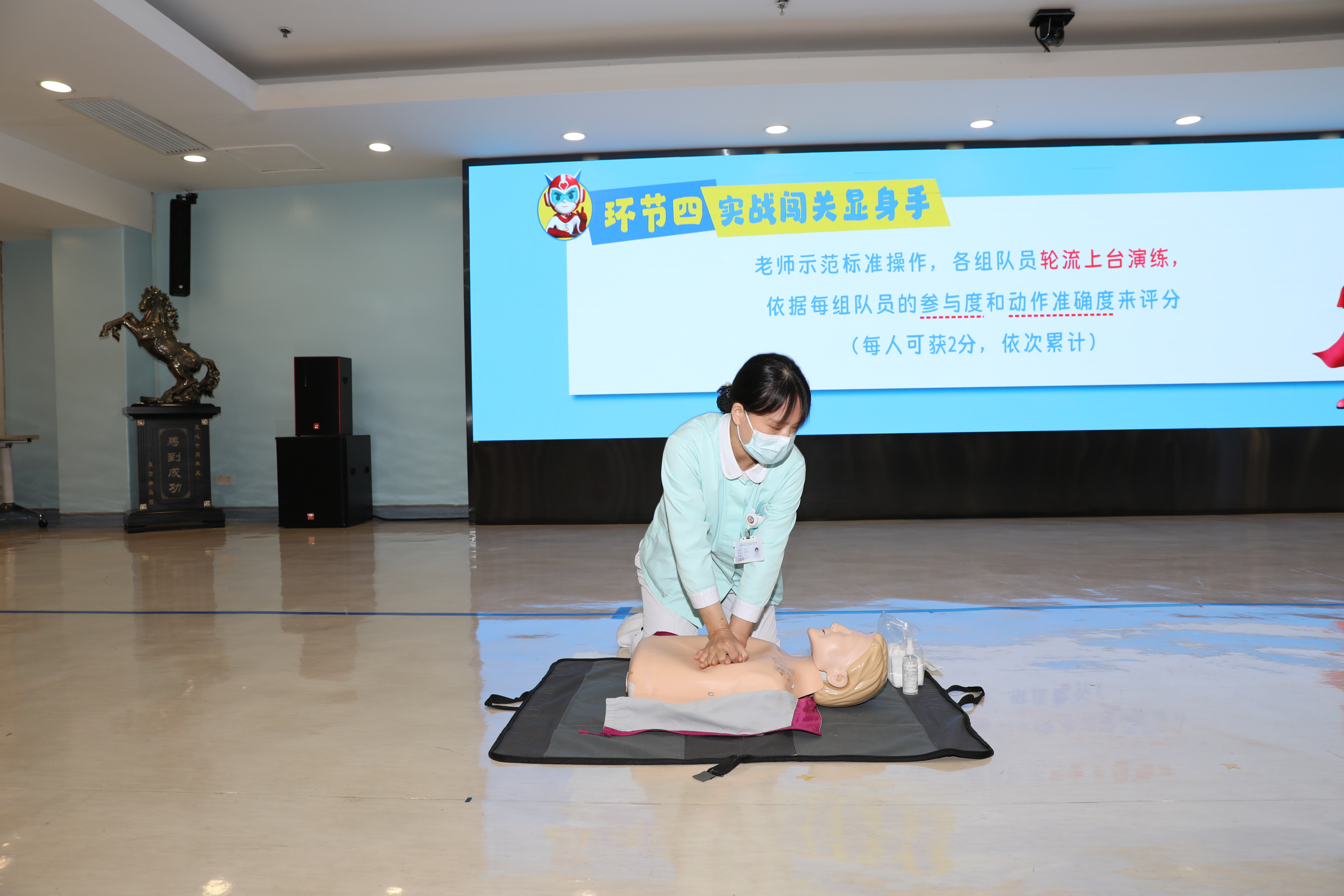 蔡贝护士进行操作演练