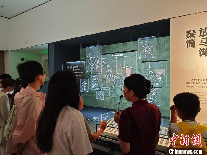 7月8日，台胞青年参观甘肃简牍博物馆。申志波　摄