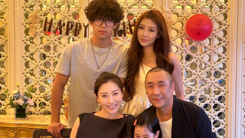 章子怡哥嫂为大女儿庆生，章爸露面头发花白，抱孙子笑得合不拢嘴封面图