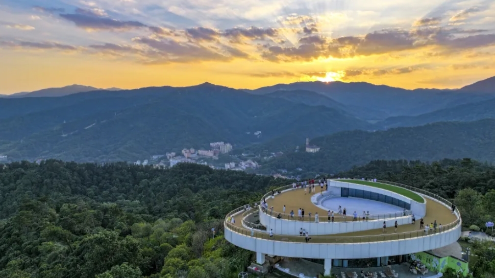 南昌湾里：爽挹蟠龙（图）