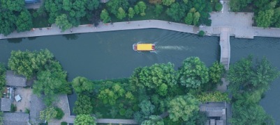 盛夏傍晚，游客乘船畅游大明湖享受自然凉
