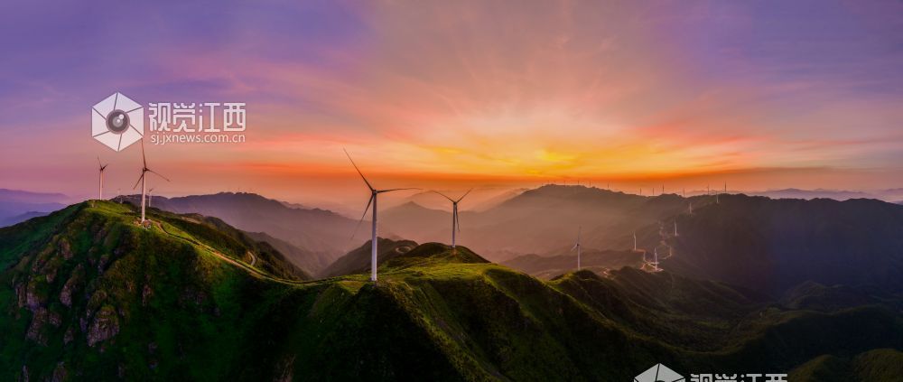 2025年7月7日，江西省吉安市万安县宝山乡天湖山坪峰山顶，清晨的早霞色彩斑斓，霞光万丈，绚丽无比，美得如梦如幻，令人陶醉。