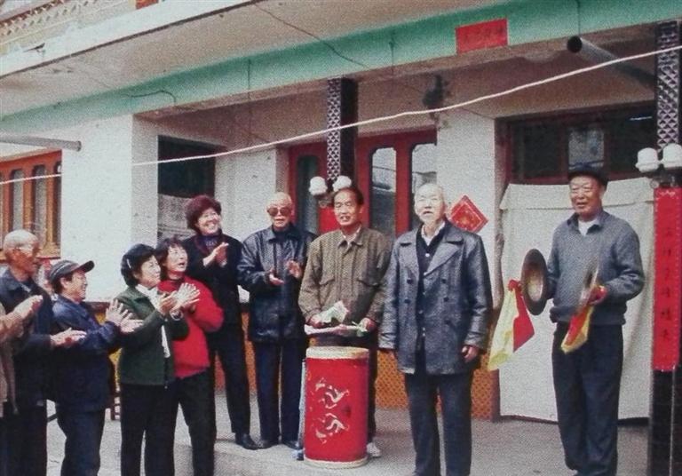 朱自清在农家院落演唱太平歌
